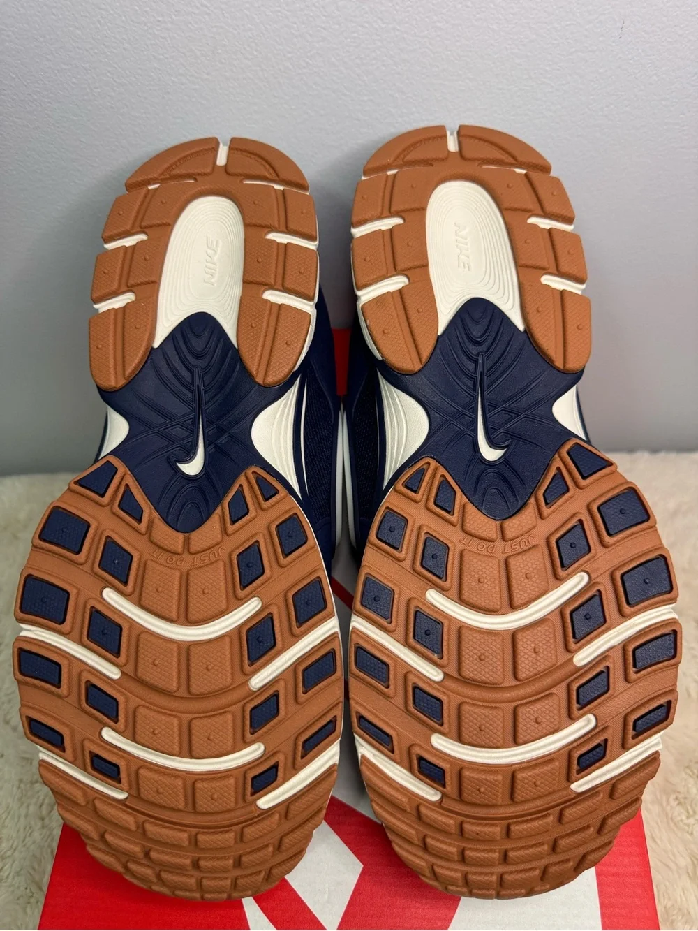 Nike V5 RNR Midnight Navy/Phantom/Gum Low Top Mesh Sneakers II6292-400